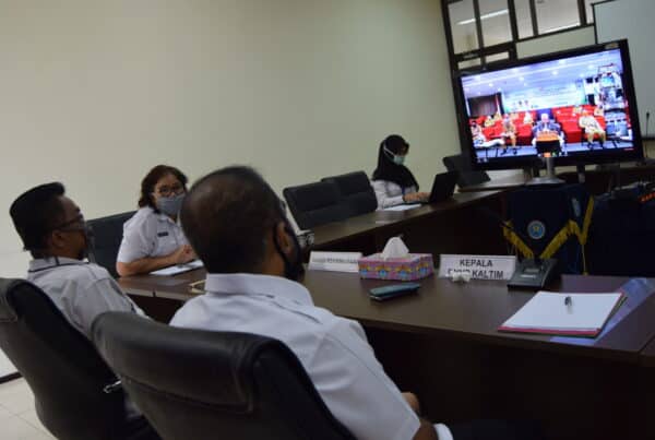 BNNP Kalimantan Timur - Ka.BNNP Kaltim Ikuti Musyawarah Perencanaan Pembangunan (Musrenbang) Provinsi Kaltim Tahun 2020, dengan menggunakan Video Convren di Ruang Heart Of Borneo Lantai 2 Kantor Gubernur Kaltim Jalan Gajah Mada Samarinda, Selasa 28 April 2020.