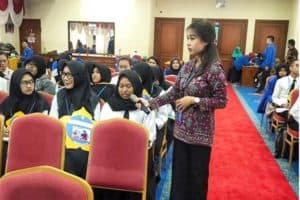 BNNK Bontang Sosialisasi Bahaya Narkoba kepada Mahasiswa Baru Akper Pandan Harum Banjarmasin Cokorda Istri Sinta S.R, S.Sos selaku Penyuluh Narkoba sie P2M BNN Kota Bontang menyampaikan Sosialisasi Bahaya Narkoba pada kegiatan Program Pengenalan Kehidupan Kampus Mahasiswa Baru (P2K2MB)