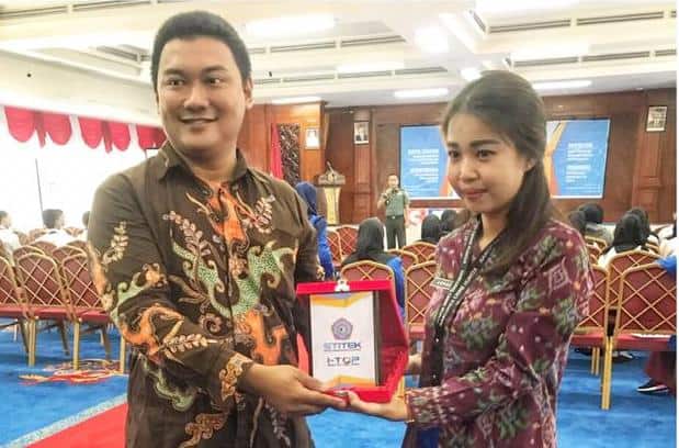 BNNK Bontang Sosialisasi Bahaya Narkoba kepada Mahasiswa Baru Akper Pandan Harum Banjarmasin Cokorda Istri Sinta S.R, S.Sos selaku Penyuluh Narkoba sie P2M BNN Kota Bontang menyampaikan Sosialisasi Bahaya Narkoba pada kegiatan Program Pengenalan Kehidupan Kampus Mahasiswa Baru (P2K2MB)