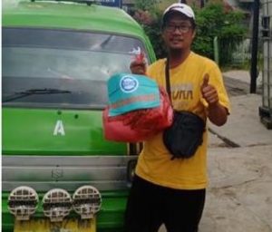 BNNP Kalimantan Timur - BNN Samarinda Berikan Santunan Warga Kurang Mampu Berupa Paket Sembako .