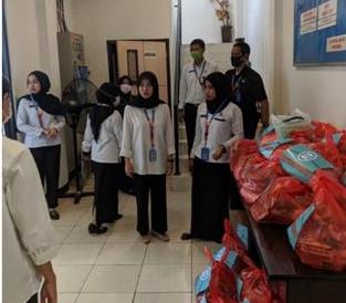 BNNP Kalimantan Timur - BNN Samarinda Berikan Santunan Warga Kurang Mampu Berupa Paket Sembako .
