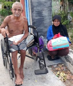 BNNP Kalimantan Timur - BNN Samarinda Berikan Santunan Warga Kurang Mampu Berupa Paket Sembako .