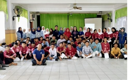 BNNK Balikpapan - mencegah penyalahgunaan narkoba di kalangan siswa pelajar, BNNK Balikpapan Kasi P2M Sri Lestari D,SE,MM. mewakili Ka.BNNK Balikpapan Muhammad Daud SH menjadi Narasumber di SMK Panca Darma Balikpapan Jum,at (02/08/2019) di Aula SMK Panca Darma.