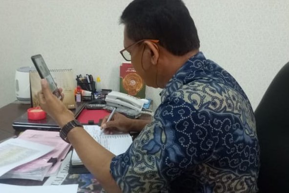 BNNP Kalimantan Timur - Ka BNNK menggelar video confrence untuk memantau aktivitas staf anggota yang sedang bekerja di rumah atau WFH .