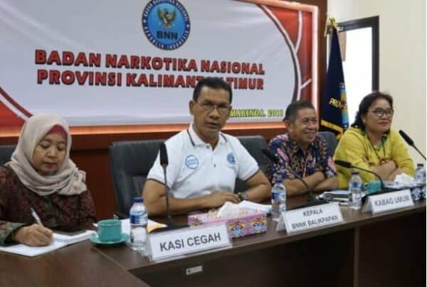 BNNP  Kaltim – Ka.BNNK Balikpapan Kompol Muhammad Daud SH,MH Menjelaskan Masalah  Videotron Yang Terpasang Di Kota Balikpapan Melalui  Teleconference Dengan BNN RI  .