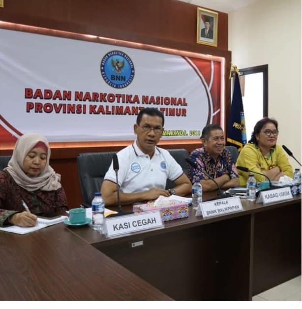 BNNP Kaltim – Ka.BNNK Balikpapan Kompol Muhammad Daud SH,MH Menjelaskan Masalah Videotron Yang Terpasang Di Kota Balikpapan Melalui Teleconference Dengan BNN RI . BNNP Kaltim – Ka.BNNK Balikpapan Kompol Muhammad Daud SH,MH Menjelaskan Masalah Videotron Yang Terpasang Di Kota Balikpapan Melalui Teleconference Dengan BNN RI .