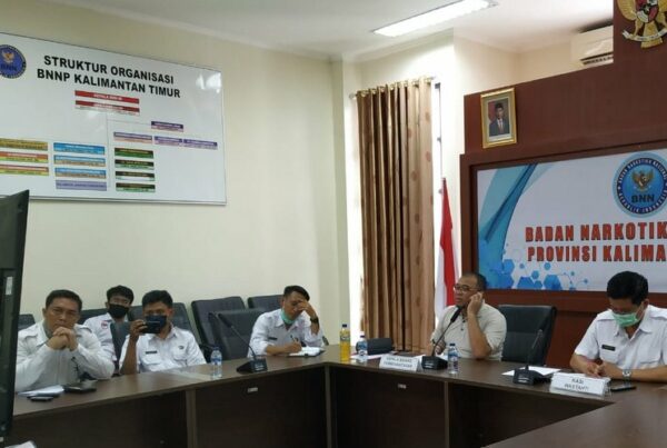 BNNP Kalimantan Timur - Melalui Video Conference Drs. Fatkhur Rahman SH., M.M selaku Dir Wastahti Deputi Pemberantasan BNN memberikan arahan dalam langkah-langkah penanganan dan pencegahan Covid -19 bagi tahanan di masing masing BNNP .