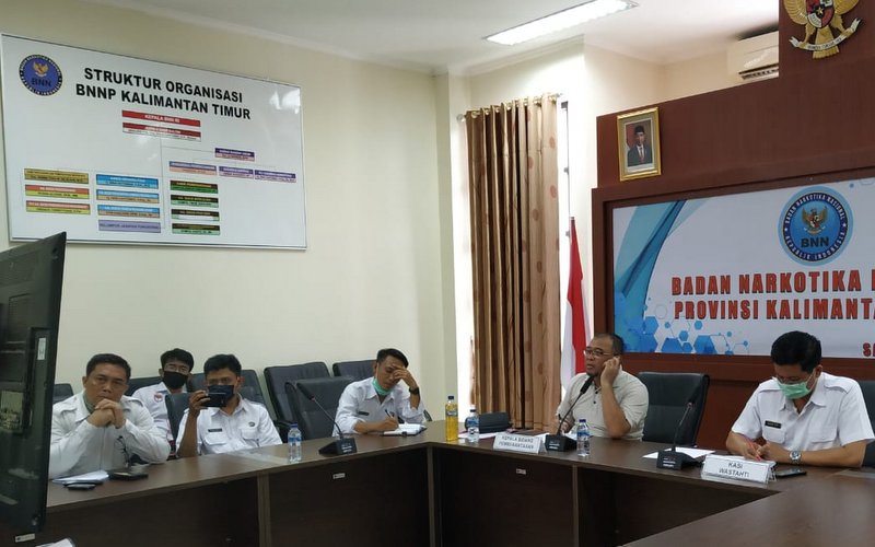 BNNP Kalimantan Timur - Melalui Video Conference Drs. Fatkhur Rahman SH., M.M selaku Dir Wastahti Deputi Pemberantasan BNN memberikan arahan dalam langkah-langkah penanganan dan pencegahan Covid -19 bagi tahanan di masing masing BNNP .