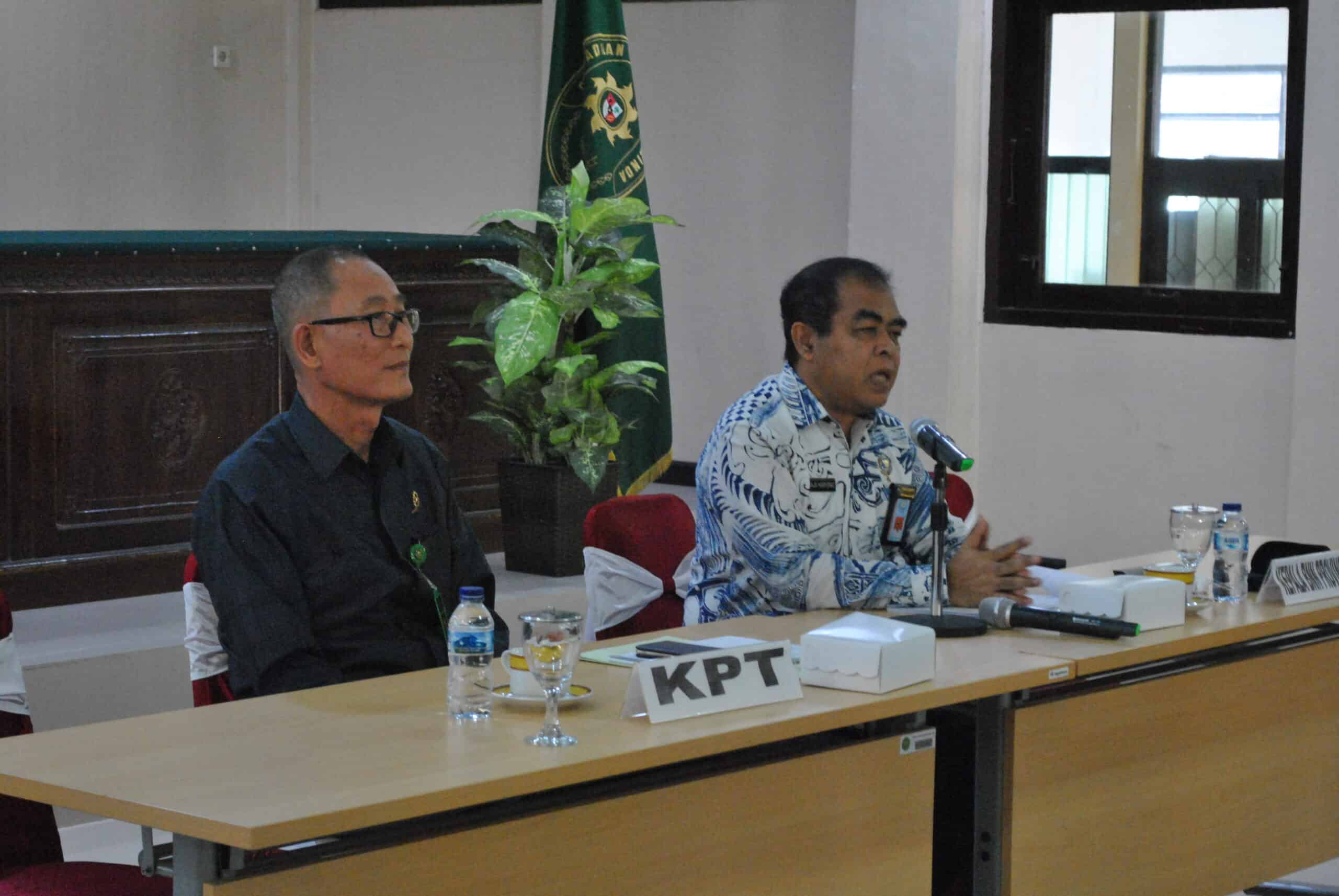 BNNP Kaltim – Belasan hakim Pengadilan tinggi Kalimantan timur beserta puluhan pegawai dan tenaga honorer di Pengadilan Tinggi Negeri (PN) Kalimantan Timur menjalani tes urine, Senin ( 15 / 7 2019 ). Langkah ini dilakukan untuk membersihkan lingkungan pengadilan dari pengaruh narkoba. BNNP Kaltim – Belasan hakim Pengadilan tinggi Kalimantan timur beserta puluhan pegawai dan tenaga honorer di Pengadilan Tinggi Negeri (PN) Kalimantan Timur menjalani tes urine, Senin ( 15 / 7 2019 ). Langkah ini dilakukan untuk membersihkan lingkungan pengadilan dari pengaruh narkoba.