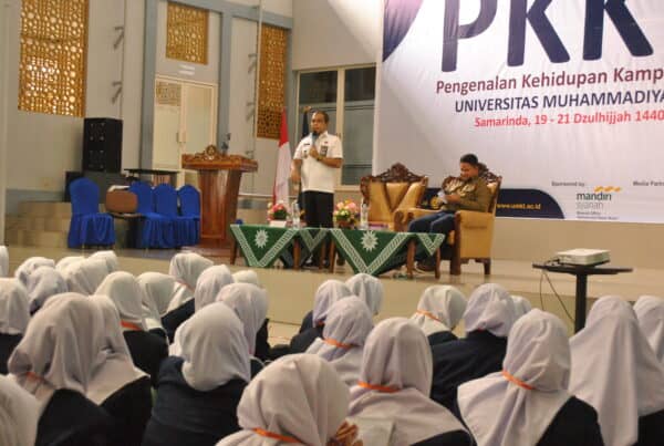 BNNP Kaltim - Narkoba menjadi ancaman langsung untuk bangsa Indonesia,  Sebagai kampus  yang wajib membentengi mahasiswanya akan bahaya narkoba, Universitas  Muhammadiyah  Kalimantan Timur  memberikan kuliah umum penanggulangan bahaya narkotika untuk mahasiswa baru.