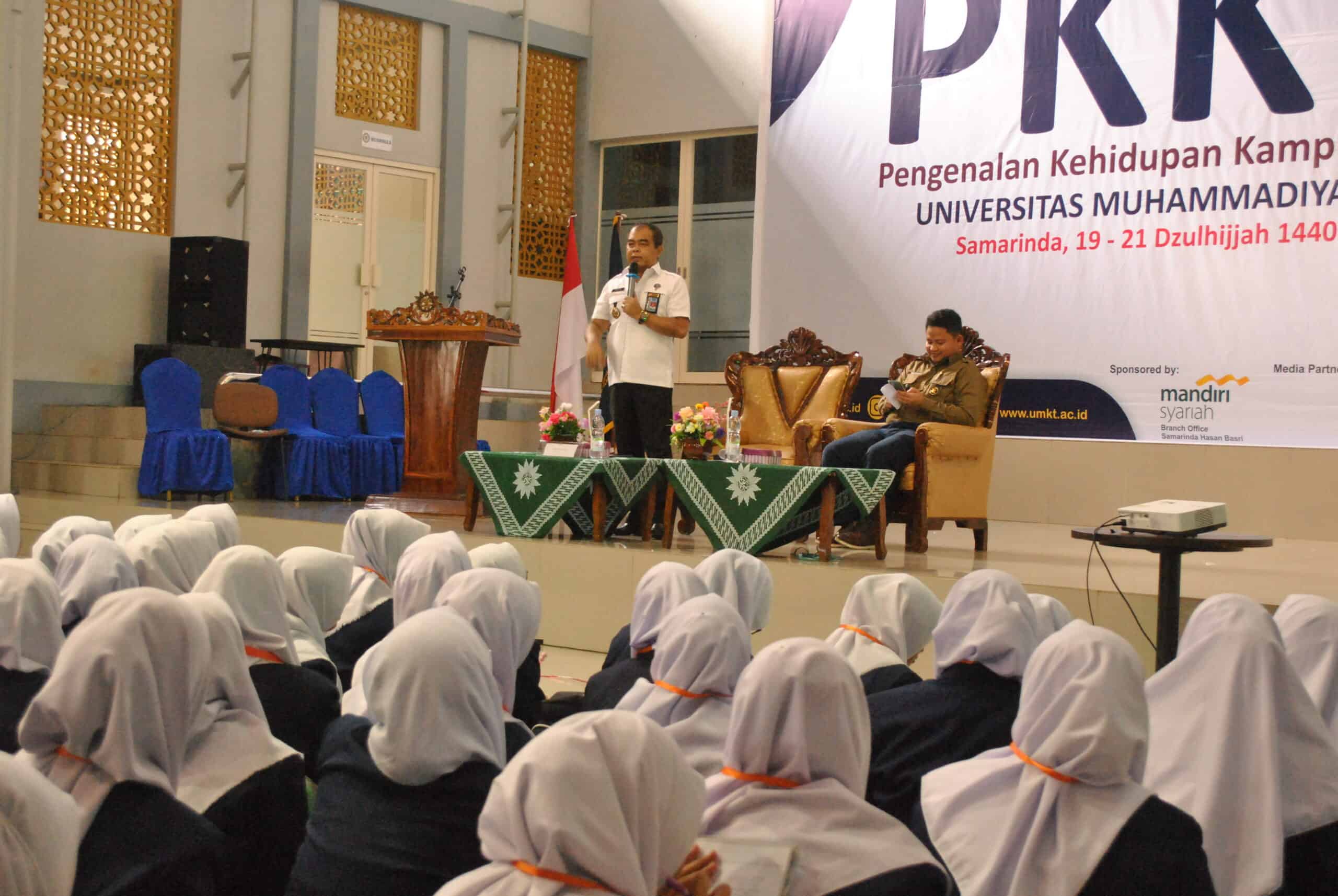 BNNP Kaltim - Narkoba menjadi ancaman langsung untuk bangsa Indonesia,  Sebagai kampus  yang wajib membentengi mahasiswanya akan bahaya narkoba, Universitas  Muhammadiyah  Kalimantan Timur  memberikan kuliah umum penanggulangan bahaya narkotika untuk mahasiswa baru.