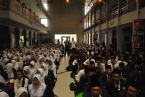 BNNP Kaltim - Narkoba menjadi ancaman langsung untuk bangsa Indonesia,  Sebagai kampus  yang wajib membentengi mahasiswanya akan bahaya narkoba, Universitas  Muhammadiyah  Kalimantan Timur  memberikan kuliah umum penanggulangan bahaya narkotika untuk mahasiswa baru.