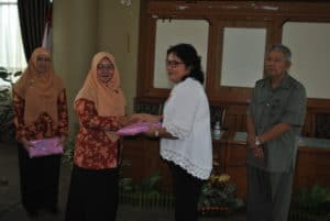 BNNP Kaltim - (BNN) Kaltim Bersama BNK Kutai Timur memberikan pemahaman dan kewaspadaan terhadap bahaya narkoba kepada anak-anak melalui para kader PKK