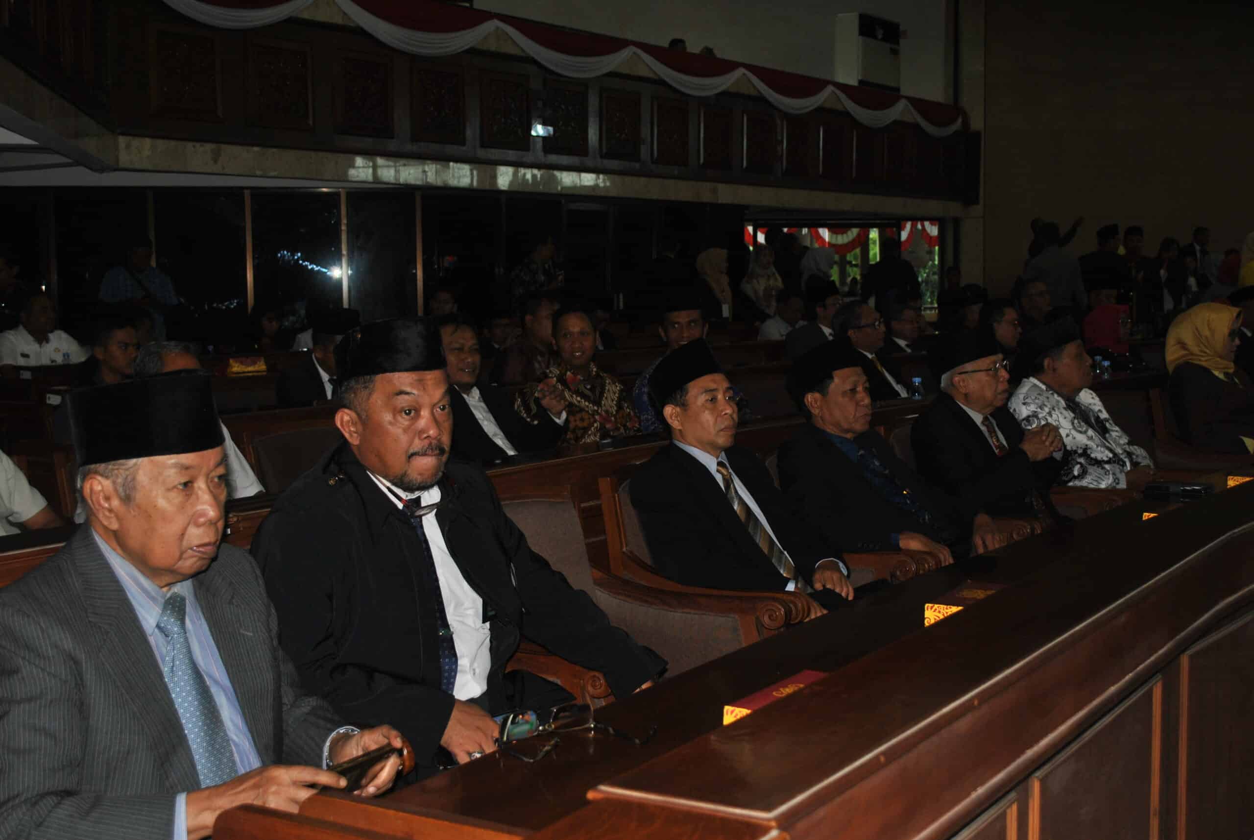 BNNP Kaltim - Ka.BNNP Kaltim Drs. Raja Haryono,SH.M.Hum yang di wakili oleh Kepala bidang Rehabilitasi Drs.Iwan Setyawan menghadiri Rapat Paripurna DPRD Provinsi Kaltim dengan agenda Peringatan Hari Ulang Tahun ke-63 Provinsi Kalimantan Timur