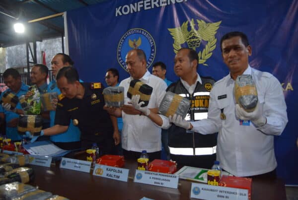 BNNP Kalimantan Timur - BNN meneruh  perhatian khusus  untuk   terhadap  dua Provinsi Kaltara Dan Kalimantan Timur dimana Kaltara   merupakan  daerah  perbatasan  darat   dan laut  dengan  tingkat kerwanan   sebagai  pintu masuknya Narkotika dari negara   tetangga .