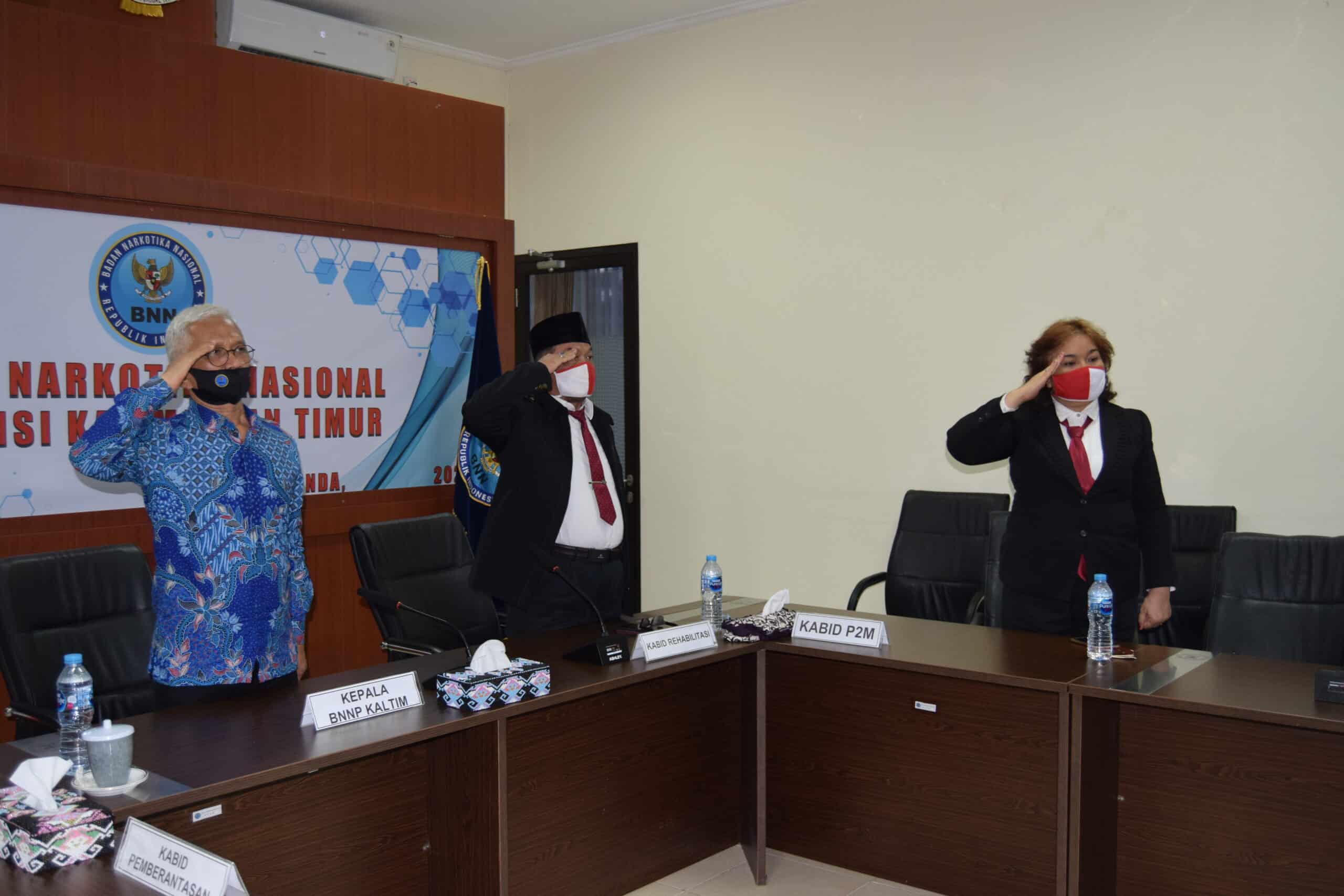 Kalimantan Timur -Ka BNNP Kaltim Iman Sumantri dengan di dampingin Kepala Bidang mengikuti penurunan bendera merah putih melallui layar striming . Kalimantan Timur -Ka BNNP Kaltim Iman Sumantri dengan di dampingin Kepala Bidang mengikuti penurunan bendera merah putih melallui layar striming .
