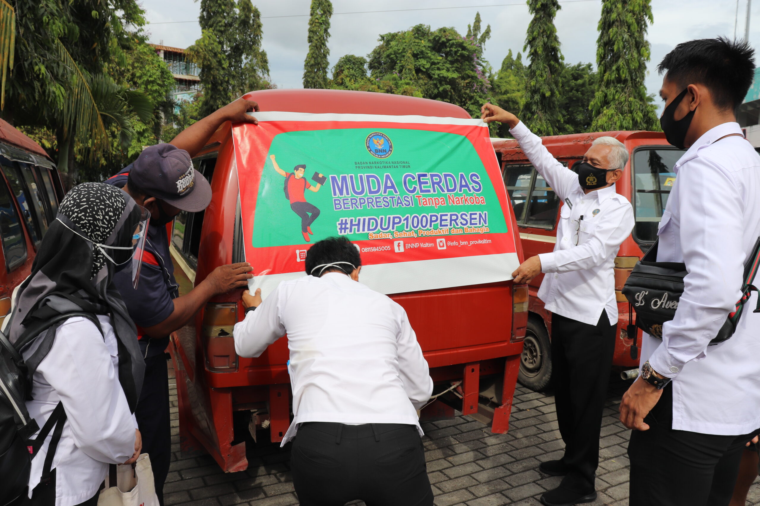 BNNP Kaltim - “ Selamatkan Keluarga Kita Dari Bahaya Penyalahgunaan Narkoba & Covid-19 dengan Hidup 100 Persen Sadar, Sehat, Produktif dan Bahagia, Himbauan ditempelkan di 35 angkot .