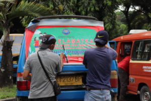 BNNP Kaltim - “ Selamatkan Keluarga Kita Dari Bahaya Penyalahgunaan Narkoba & Covid-19 dengan Hidup 100 Persen Sadar, Sehat, Produktif dan Bahagia, Himbauan ditempelkan di 35 angkot .