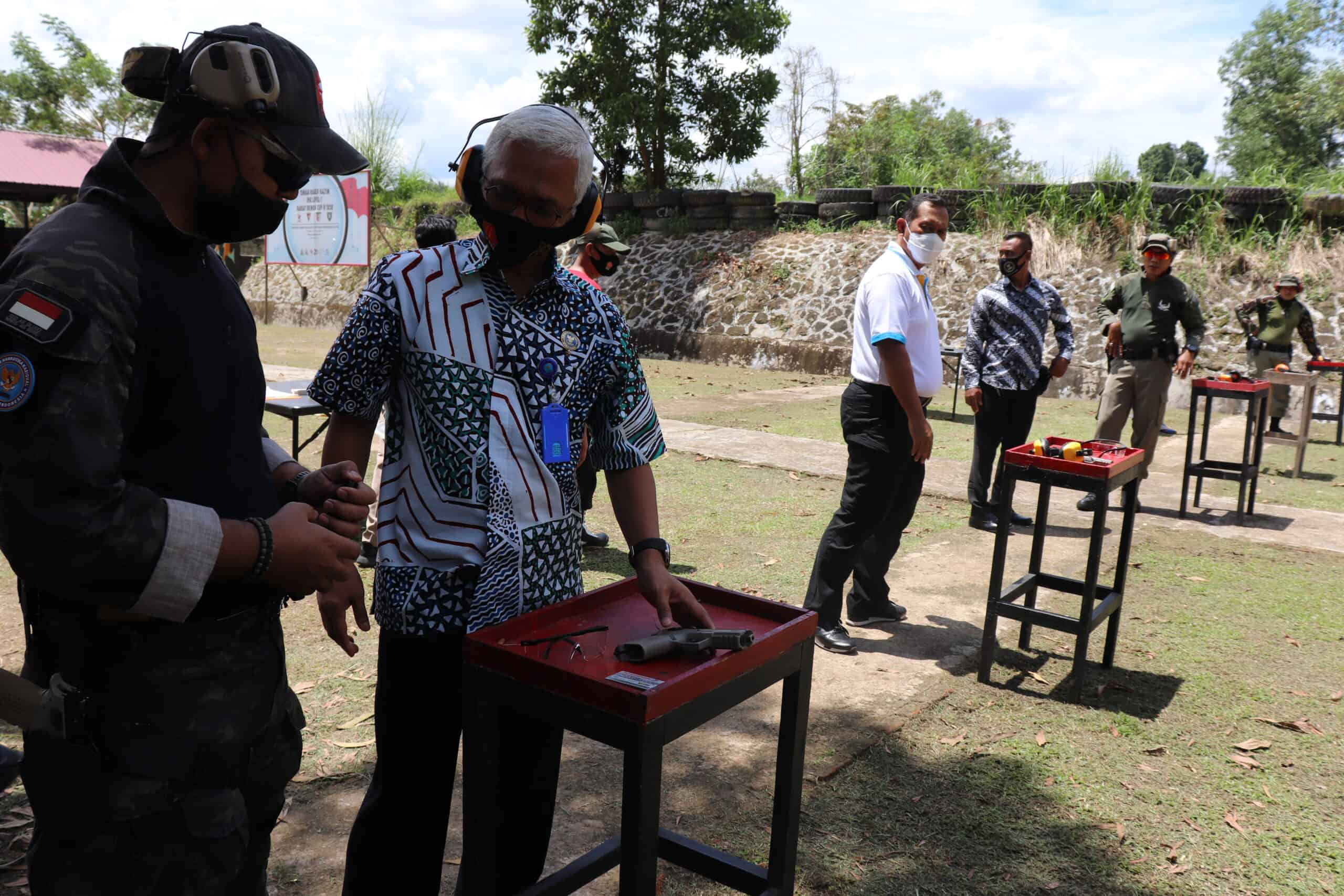 BNNP Kaltim - Kombes POL Djoko Pornomo ............ Mengingatkan Personel Yang Dipersenjatai, Harus Mampu Untuk Menggunakan Senjatanya Dengan Benar Dan Tepat Sasaran. BNNP Kaltim - Kombes POL Djoko Pornomo ............ Mengingatkan Personel Yang Dipersenjatai, Harus Mampu Untuk Menggunakan Senjatanya Dengan Benar Dan Tepat Sasaran.
