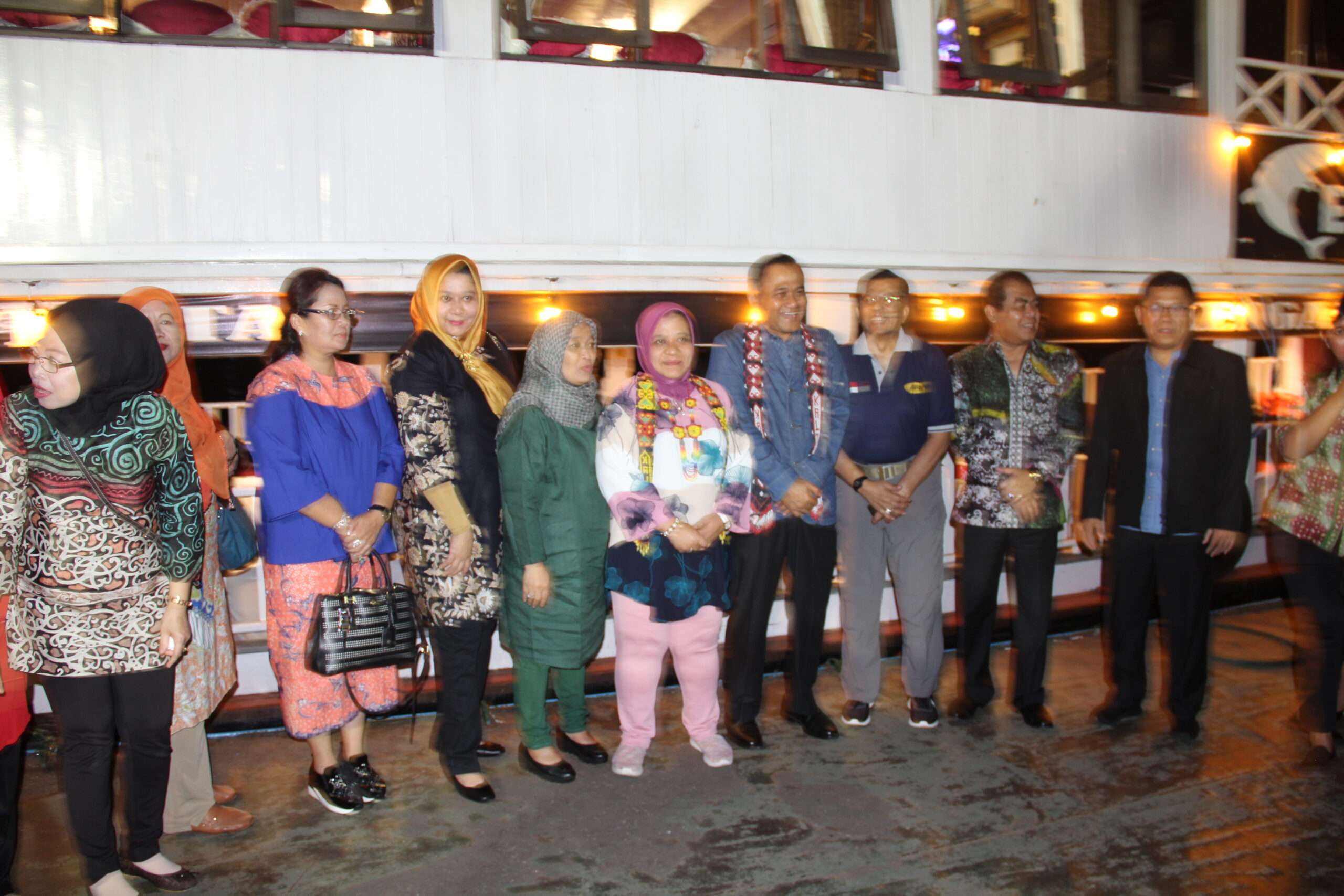 Bersiap siap berlayar mengarungin sungai Mahakam dengan kapal pesiar Pesut Bentong