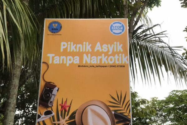 BNNP Kalimantan Timur - BNNK Balikpapan perang untuk melawan peredaran narkoba dikota Balikpapan dan di wujudkan dengan pemasangan baliho Dilima titik dikota Balikpapan .
