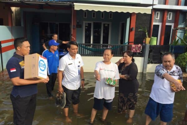 Badan Narkotika Nasional (BNN) Provinsi Kalimantan Timur bertepatan dengan Peryaan Hari  Anti Narkotika Internasional tahun  2019 memberikan bantuan sembako kepada puluhan warga yang  terkena musibah Banjir di tiga kecamatan di kota samarinda  Rabu  12 Juni 2019 .