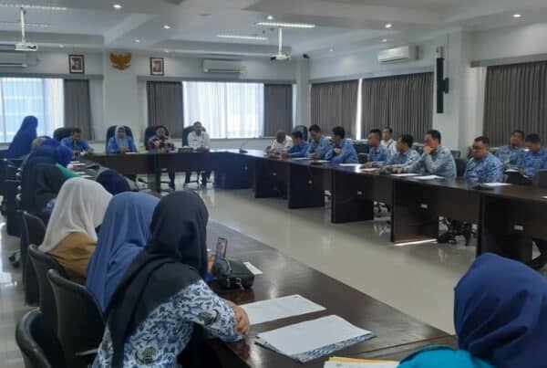 BNNP Kaltim - 64 aparatur sipil negara (ASN) Badan Kepegawaian Daerah Provinsi Kalimantan Timur menjalani tes urin,