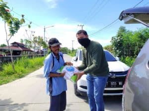 BNNP Kalimantan Timur - BNNK Bontang Peduli Kepada masyarakat Yang Terkena Imbas Virus Corona Dengan Membagikan Beras, Bantuan tersebut disalurkan kepada para petugas kebersihan penyapu jalan dikota Bontang
