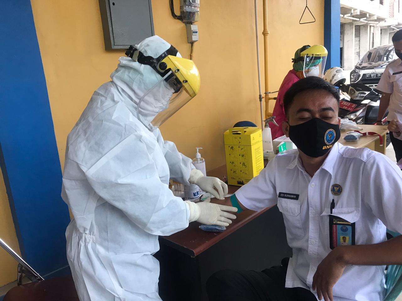 BNNP Kaltim - Sebanyak 17 pegawai Badan Narkotika Nasional kota Bontang menjalani "rapid test" atau tes cepat COVID-19. Gandeng LABKESDA Kota Bontang