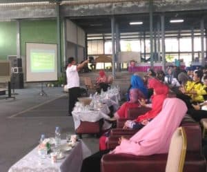 BNK Kutai Kartanegara - Badan Narkotika Kabupaten Kutai Kartangera ( BNK ) menggandeng Tim penggerak PKK kabupaten dan Dinas Kesehatan Kukar melakukan sosialisasi P4GN ( Pencegahan Pemberantasan penyalahgunaan dan Peredaran Gelap Narkoba .