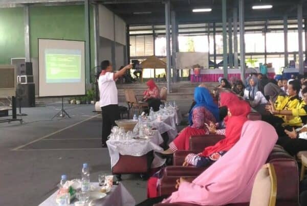BNK Kutai Kartanegara - Badan Narkotika Kabupaten Kutai Kartangera ( BNK ) menggandeng Tim penggerak PKK kabupaten dan Dinas Kesehatan Kukar melakukan sosialisasi P4GN ( Pencegahan Pemberantasan penyalahgunaan dan Peredaran Gelap Narkoba .