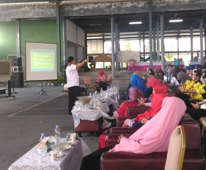 BNK Kutai Kartanegara - Badan Narkotika Kabupaten Kutai Kartangera ( BNK ) menggandeng Tim penggerak PKK kabupaten dan Dinas Kesehatan Kukar melakukan sosialisasi P4GN ( Pencegahan Pemberantasan penyalahgunaan dan Peredaran Gelap Narkoba .