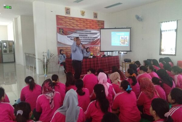 BNNP Kaltim - 150 Lapas Wanita Kelas IIA Samarinda mendapatkan Sosialisasi / Penyuluhan Narkoba dari BNK Kutai Kartanegara .