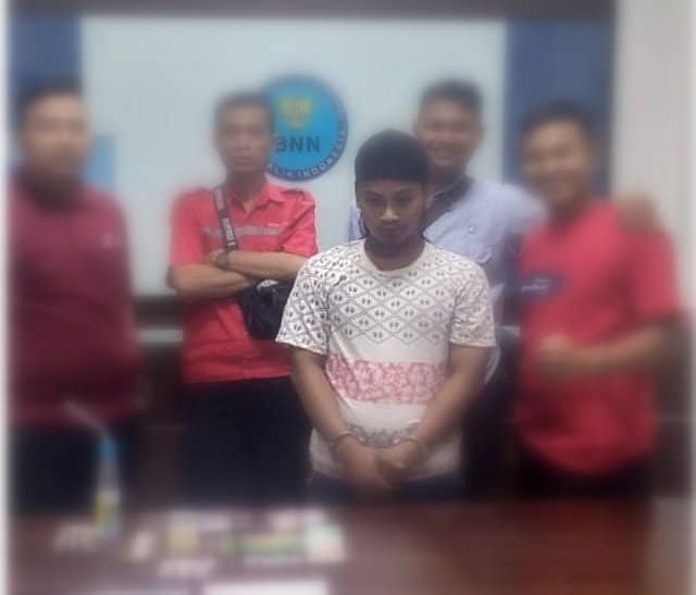BNNK samarinda - Amankan 11 (sebelas) poket yang diduga shabu dengan berat 4,7 gram/brutto, BNNK amankan Pengedar Narkoba di Jalan Sukorejo Rt.7 Kelurahan Makroman Kecamatan Sambutan Kota Samarinda .