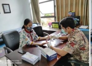 BNNP Kaltim - BNNK Samarinda, mencegah penyebaran virus Korona, seluruh pegawai Badan Narkotika Nasional (BNN) Kota Samarinda menjalani rapid test .