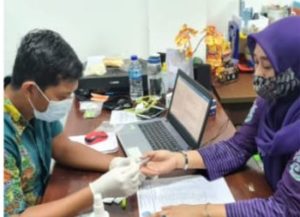 BNNP Kaltim - BNNK Samarinda, mencegah penyebaran virus Korona, seluruh pegawai Badan Narkotika Nasional (BNN) Kota Samarinda menjalani rapid test .