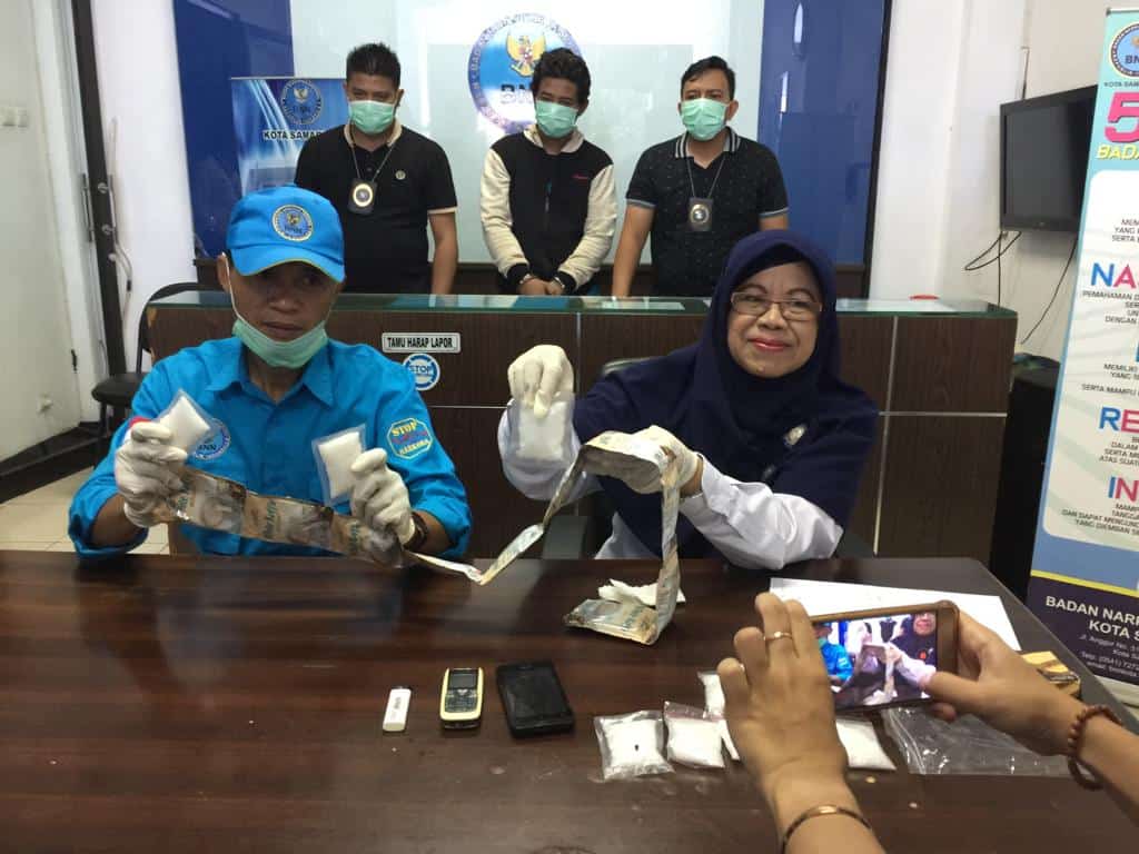 BNNK Samarinda - AG (33 tahun ) warga Jalan Pemuda II, Kelurahan Temindung Permai, Kecamatan Sungai Pinang, Bawa Narkotika jenis sabu sabu Diamankan BNNK Samarinda.