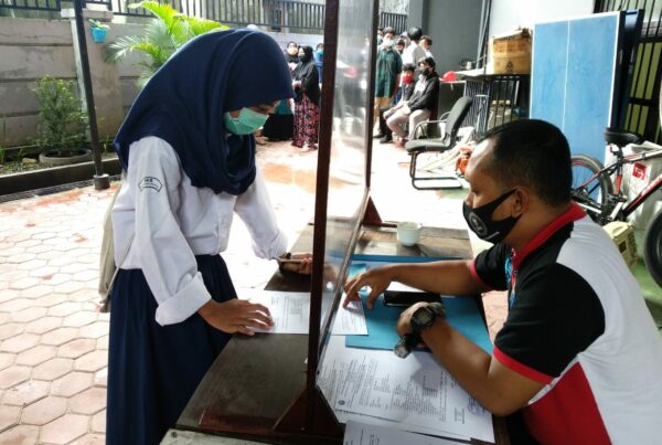 BNNP Kaltim - Terlihat di BNNK Balikpapan Hampir terlihat setiap hari para pelajar didampingi orang tuanya rela mengantri untuk mendapatkan SKHPN tersebut.
