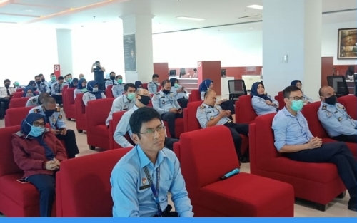 BNNP kaltim - Masa Pandemik Visrus corona tidak menghambat Kegiatan BNN Kota Balikpapa, dengan Menggunakan video Virtual Kepala BNNK menggelar Sosialisasi P4GN bagi pegawai Kantor Imigrasi Kelas I Balikpapan.