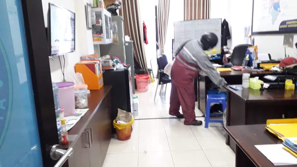 BNNP Kalimantan Timur - Badan Narkotika Nasional Kota Samarinda kembali melakukan penyemprotan cairan Desinfektan di seluruh ruangan kerja dalam rangka untuk mencegah penyebaran virus Corona (Covid-19).