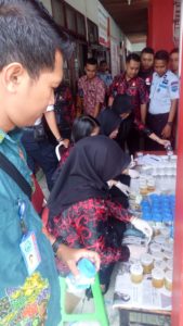 BNNK Samarinda - Kanwil melakukan tes urine terhadap 193 pegawai  Rumah Tahanan ( Rutan) Sempaja Samarinda dan Lembaga Pemasyarakatan ( Lapas) Kelas II A  Samarinda,  menjalani tes urine yang digelar oleh Badan Narkotika Nasional Kota Samarinda