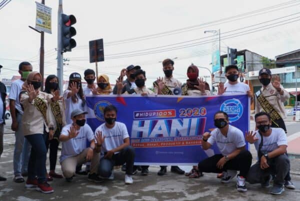 BNNP Kaltim - BNNK Bontang Lokasi Simpang 4 Amalia kota Bontang dan Simpang 4 tj.laut menggelar kampanye kepada masyarakat pengguna jalan dengan bentuk Pembagian Stiker, Brosur dan Masker di Jalan Pasca HANI