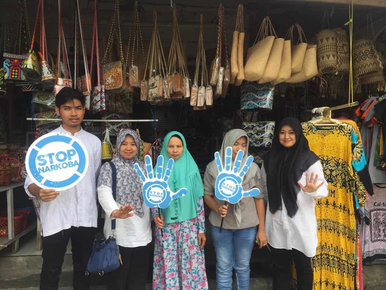 BNNP Kaltim – Samarinda - Sosialisasi Bahaya Penyakahgunaan Narkoba kepada Karyawan Toko Suvenir dan Pengunjung Di kawasan Citra Niaga Samarinda. BNNP Kaltim – Samarinda - Sosialisasi Bahaya Penyakahgunaan Narkoba kepada Karyawan Toko Suvenir dan Pengunjung Di kawasan Citra Niaga Samarinda.