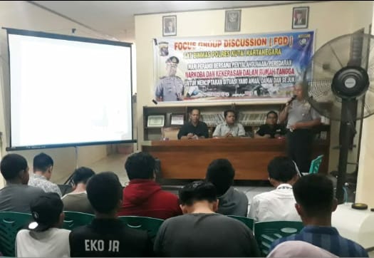 BNNP Kaltim - menyelamatkan masyarakat, perangkat Desa, dan pemuda, dari pengaruh bahaya Narkoba, Pemerintah Desa Manunggal Jaya Tenggarong Seberang menggelar Sosialisasi Tentang Bahaya Narkoba, di Aula Kantor Desa Manunggal Jaya