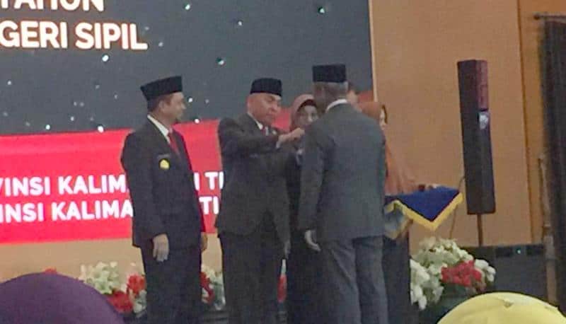 BNNP Kaltim - 365 ASN atas nama Presiden RI dalam rangkaian hari ulang tahun (HUT) ke-63 Provinsi Kaltim Tahun 2020 terima penghargaan