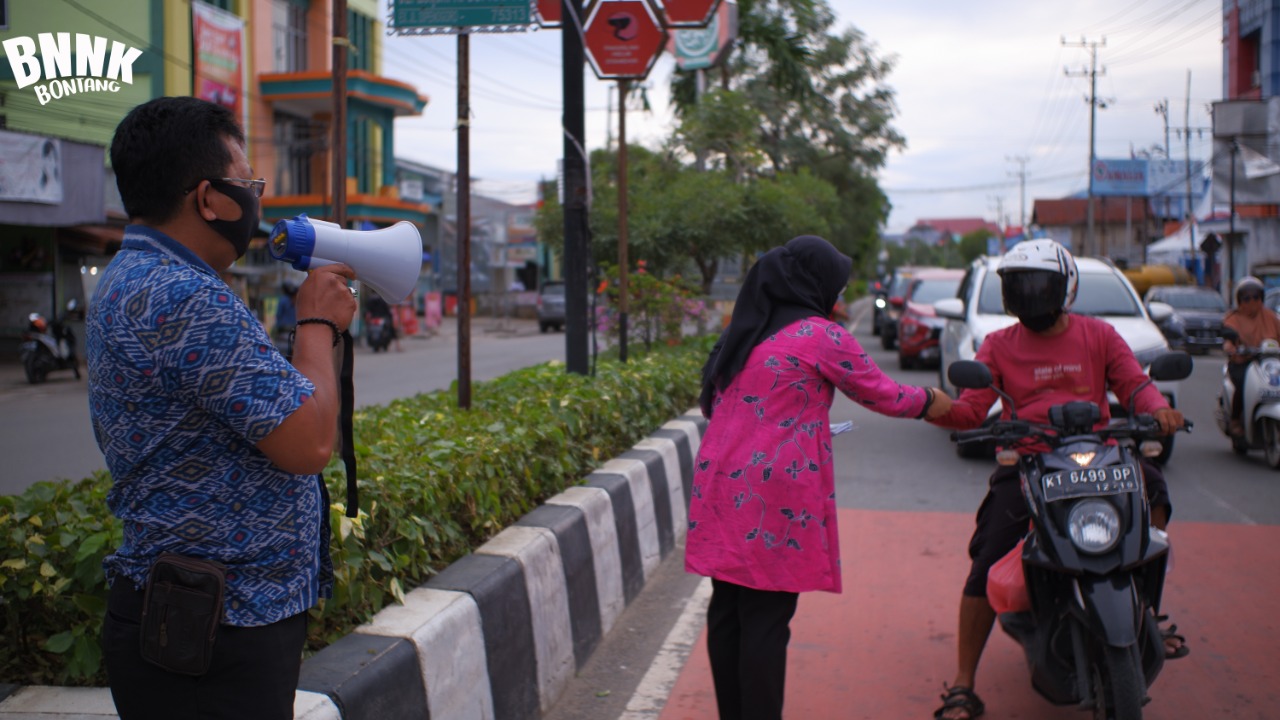 BNNP Kaltim - Komandan Baru Semangat Baru BNNK BONTANG Turun Ke Jalan Bagikan Brosur Mengenai Informasi Bahaya Penyalahgunaan Narkoba