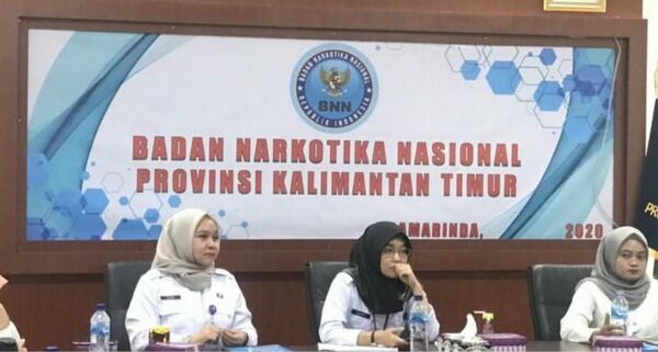 BNNP Kaltim - memberikan bekal kepada 15 orang agen pemulihan dari beberapa kelurahan di Samarinda BNNP Kaltim - memberikan bekal kepada 15 orang agen pemulihan dari beberapa kelurahan di Samarinda