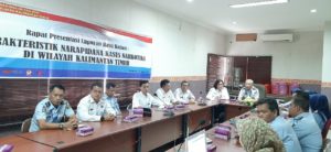 BNNP Kaltim - Rapat Presentasi Laporan Hasil Kajian HAM “ Karakteristik Narapidana Kasus Narkotika” yang  dilakukan oleh Kemenkumham kepada pihak ke 2 selaku lembaga Dikti Univ Mulawarman Samarinda Fakultas Sospol,  digelar di Aula Kantor Kementerian Hukum dan HAM Kalimantan Timur. 