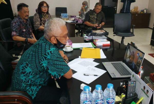BNNP Kaltim - Dalam kondisi pandemi covid 19, ka BNNP Kaltim tetap menyapa masyarakat Kaltim melalui sarana siaran interaktif pada radio RRI Samarinda Melalui jaringan Striming yang didampingi kabid P2M dan Kabid Rehabilitasi dan Kebid Pemberantasan .
