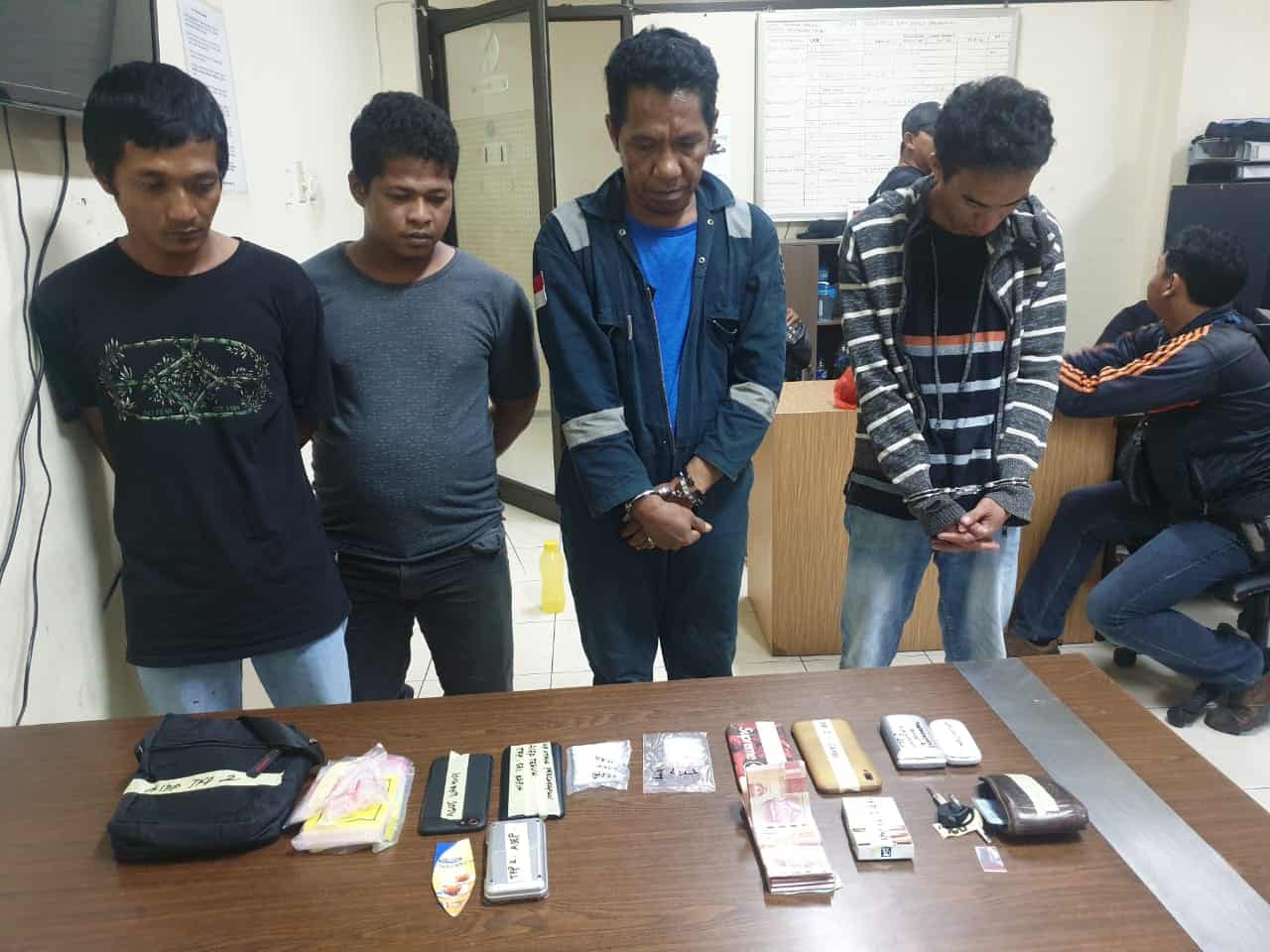 BNNP Kaltim - Bidang Pemberantasan BNNP Kaltim dan BNNK Samarinda Telah Mengamankan Empat Orang yang di duga sebagai Kurir atau bandar narkoba di pinggiran kota samarinda .